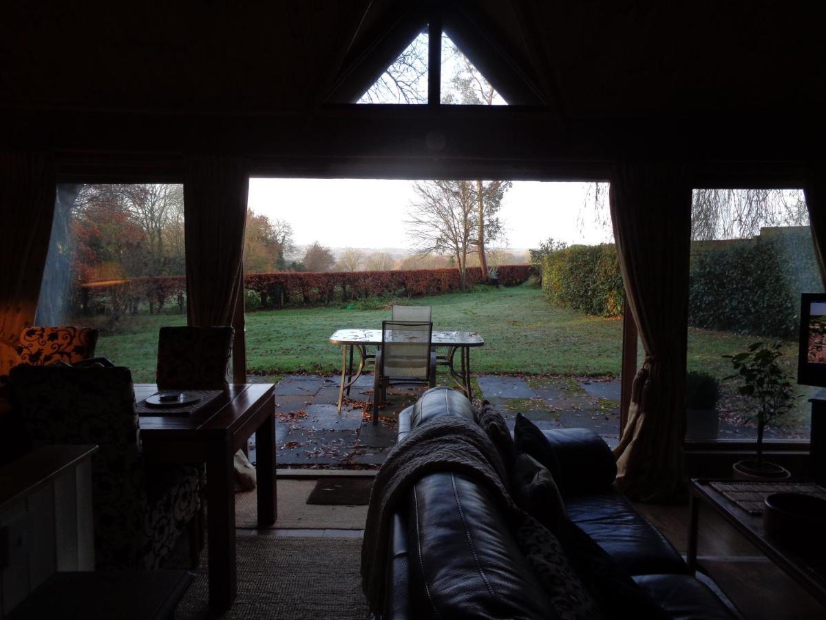 Idyllic Log Cabin Near Stratford Upon Avon Exterior photo